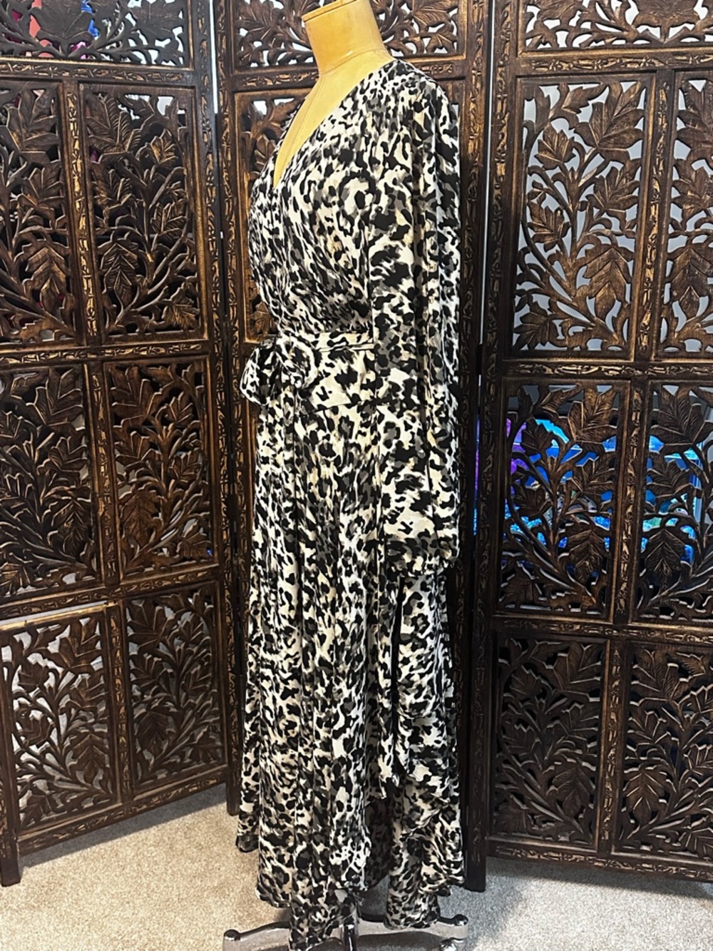 Vince Camuto Size XL Black & White Animal Print Belted V-Neck Maxi Dress - Picture 3 of 4